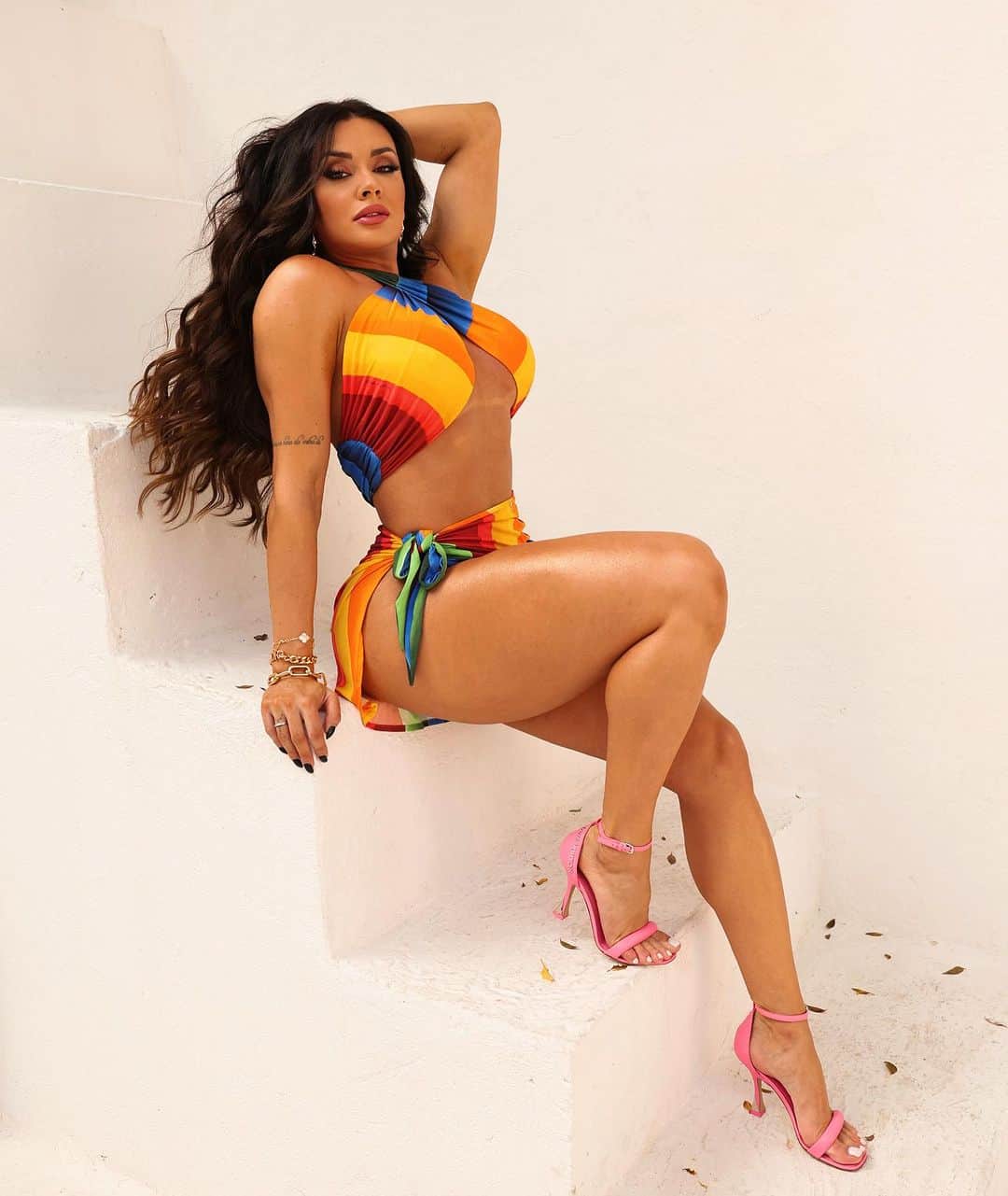 Juliana Salimeniのインスタグラム：「Quem me conheceu há algum tempo, mal me conhece hoje.  Feito a lua, mudo pra caber em mim.  Na sociedade que tudo finge, eu tudo mostro.  Meu florescer é eterno.  Onde estiver, eu broto 🌹」