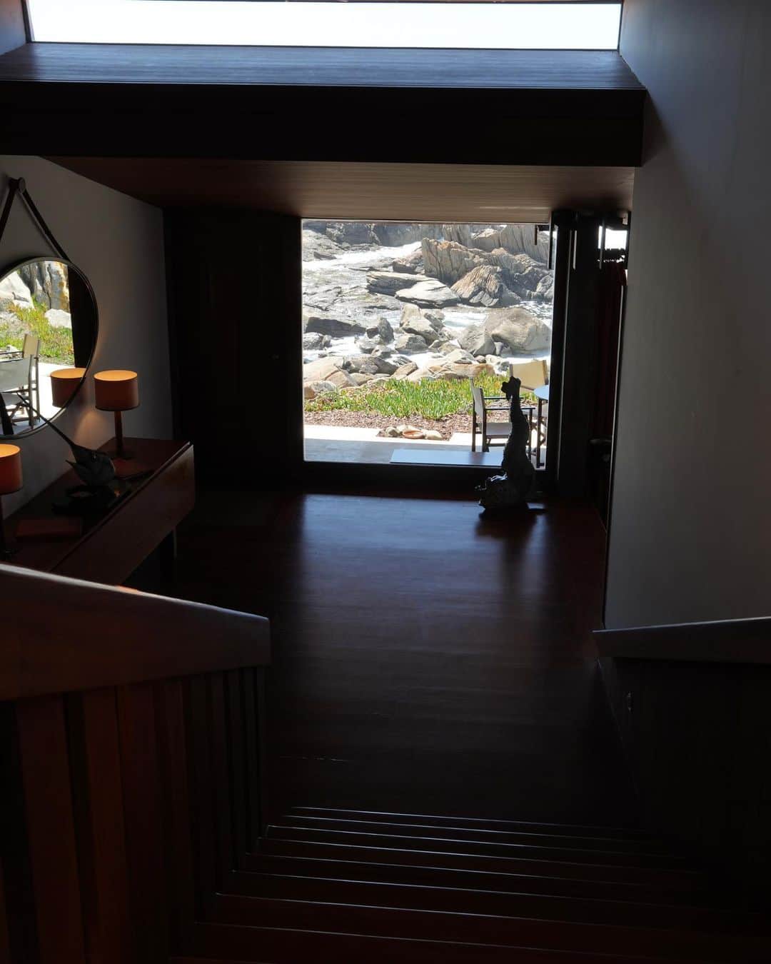 矢野未希子さんのインスタグラム写真 - (矢野未希子Instagram)「. 海沿いのレストランCasa de Chá da Boa Nova ポルトガルを代表する建築家アルヴァロシザヴェイラの設計。 お店の玄関を入ってすぐの階段を下ると そのまま海に繋がるような窓が正面にあり 外の景色がなんとも美しい🥹✨✨ お食事をいただく席からも海が一望でき 海の香りと共にお食事が出来る✨  メニューも遊び心がたっぷりで、 お料理も本当に美味しくて。。 ポルトに行くという友人がいたら、 絶対にお勧めしたいレストラン✨ いや、人生で一度は行ってほしいレストランかもしれない🍽️♡」7月18日 7時58分 - mikko1104