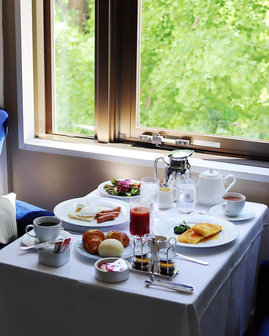 rei_nyanzさんのインスタグラム写真 - (rei_nyanzInstagram)「☀️ 　 　 Breakfast  In Room Dining. 時を戻したい…♡  　 　 　 　 　 　 #朝食はインルーム派 #hotelnewgrand  #yokohama  #classichotel  #InRoomDining #Breakfast #poachedegg #œufspochés  #Frenchtoast #painperdu #クラシックホテル  #ホテルステイ  #インルームダイニング  #ルームサービス #ホテルの朝食 #フレンチトースト #卵料理 は #ポーチドエッグ をお勧めしたい #旅の記録」7月18日 8時04分 - rei_nyanz