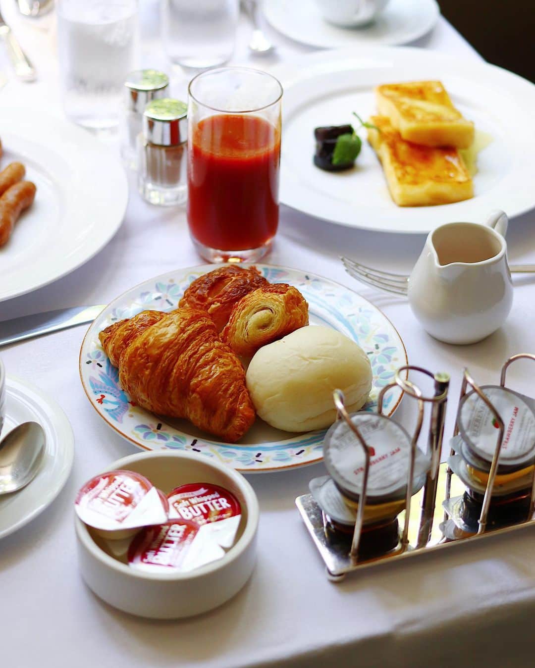 rei_nyanzさんのインスタグラム写真 - (rei_nyanzInstagram)「☀️ 　 　 Breakfast  In Room Dining. 時を戻したい…♡  　 　 　 　 　 　 #朝食はインルーム派 #hotelnewgrand  #yokohama  #classichotel  #InRoomDining #Breakfast #poachedegg #œufspochés  #Frenchtoast #painperdu #クラシックホテル  #ホテルステイ  #インルームダイニング  #ルームサービス #ホテルの朝食 #フレンチトースト #卵料理 は #ポーチドエッグ をお勧めしたい #旅の記録」7月18日 8時04分 - rei_nyanz