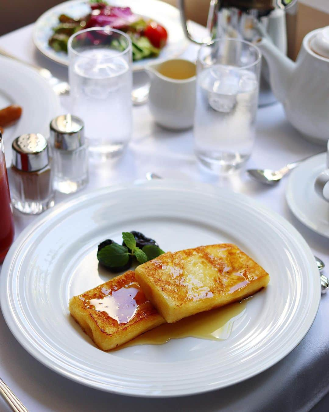 rei_nyanzさんのインスタグラム写真 - (rei_nyanzInstagram)「☀️ 　 　 Breakfast  In Room Dining. 時を戻したい…♡  　 　 　 　 　 　 #朝食はインルーム派 #hotelnewgrand  #yokohama  #classichotel  #InRoomDining #Breakfast #poachedegg #œufspochés  #Frenchtoast #painperdu #クラシックホテル  #ホテルステイ  #インルームダイニング  #ルームサービス #ホテルの朝食 #フレンチトースト #卵料理 は #ポーチドエッグ をお勧めしたい #旅の記録」7月18日 8時04分 - rei_nyanz