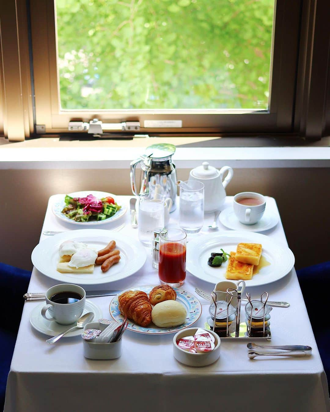 rei_nyanzのインスタグラム：「☀️ 　 　 Breakfast  In Room Dining. 時を戻したい…♡  　 　 　 　 　 　 #朝食はインルーム派 #hotelnewgrand  #yokohama  #classichotel  #InRoomDining #Breakfast #poachedegg #œufspochés  #Frenchtoast #painperdu #クラシックホテル  #ホテルステイ  #インルームダイニング  #ルームサービス #ホテルの朝食 #フレンチトースト #卵料理 は #ポーチドエッグ をお勧めしたい #旅の記録」