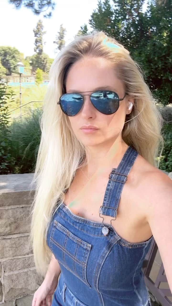 ジェネビーブ・モートンのインスタグラム：「Have you ever been to Greystone Manor in Beverly Hills? One of the most beautiful sanctuaries in the area. 🥰」