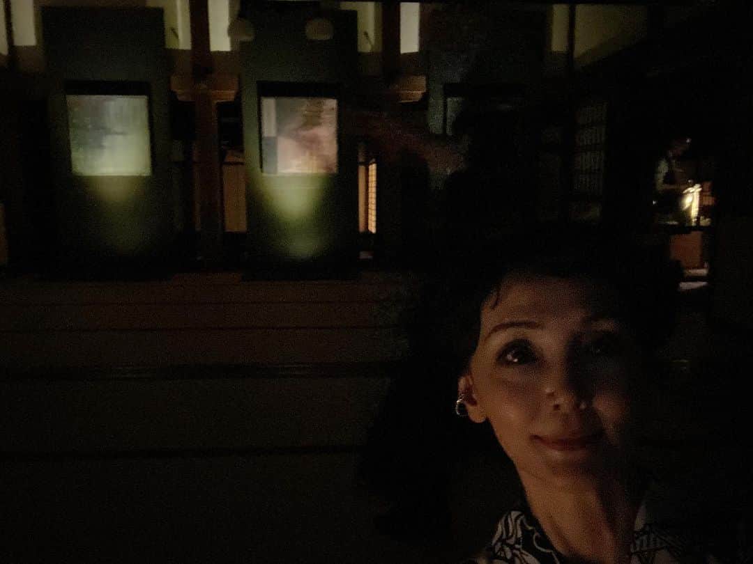 南果歩のインスタグラム：「宵山を見たあと #山田晋也 君の展示のオープニングで、 #建仁寺 #両足院 に伺いました。 祇園祭の喧騒から離れて、暗闇と静寂の中、心の奥底に入っていくような素晴らしい世界を見せて頂きました。 暗闇の中でシャンパンを頂きながら、祇園祭とはまた違う京の宵を堪能致 #MASAさんのアートディレクションも素晴らしい‼️  両足院を出た後も、ずっと暗闇の中にいたいと思えました。夜は夜の味わい、感性で動きたい。 当たり前のことを思い出させてくれて、晋也君ありがとう😊😊😊 宵闇は別の目を開けさせますね⭐️⭐️⭐️  @shinya  @antiques_art_masa  #あってないなくてある 7月24日まで  #京都 #アート #現代アート #南果歩アート散歩 #南果歩 #kahominami #미나미카호 #japaneseactor」