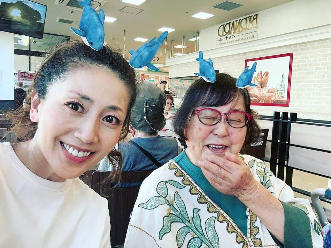 小林美香子のインスタグラム：「連休、母が名古屋から来てくれました♪  元気で嬉しいです🌸🌷🌸  昼はトマト🍅ラーメン 夜はイタリアン🇮🇹🍕  いっぱい食べました〜」