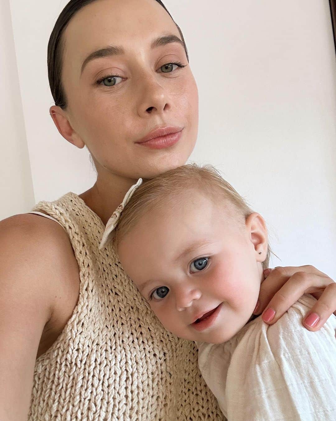 オレーシャ・ルーリンのインスタグラム：「Matchy matchy 🕊️」