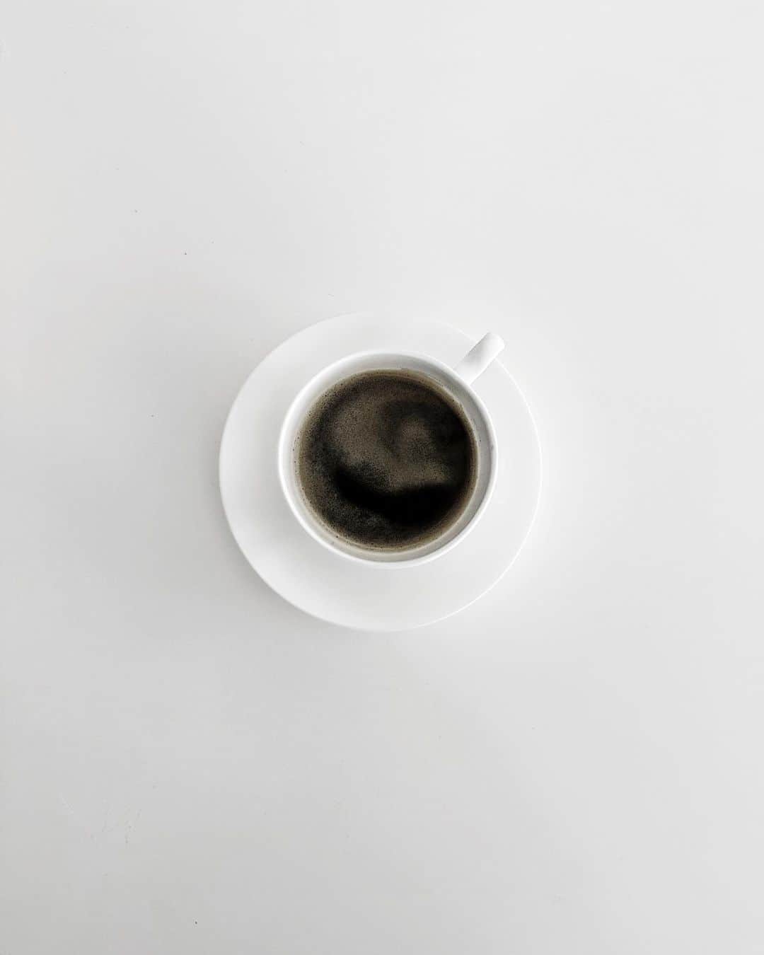 ロビンのインスタグラム：「I want someone to look at me the way I look at coffee. Haha  And you can’t have a bad day when you start your morning with coffee.   #coffee #konacoffee」