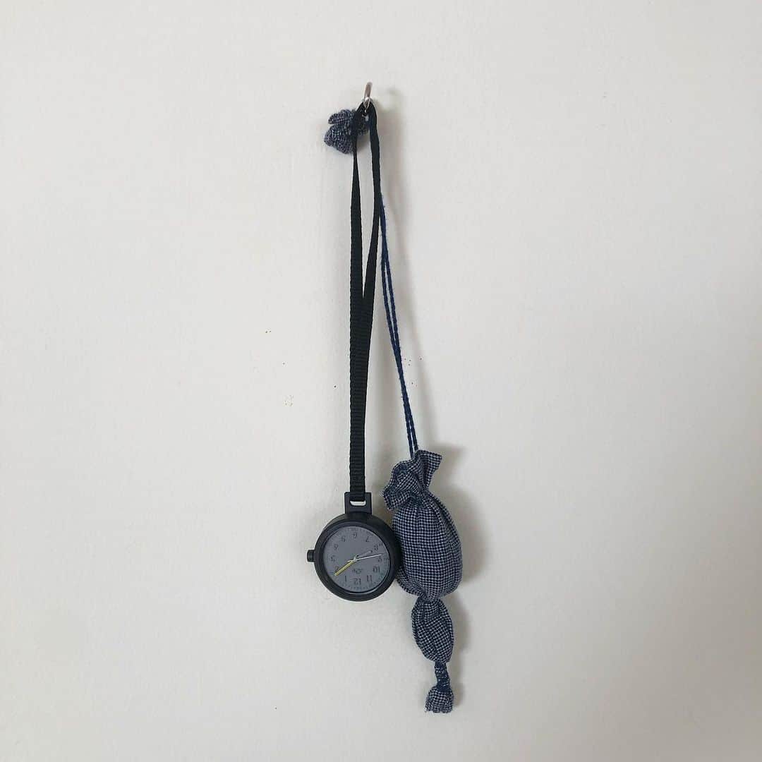 井山三希子さんのインスタグラム写真 - (井山三希子Instagram)「・ 指輪もブレスレットも腕時計も 身に付ける物が苦手… 時計は携帯で見ていたけど 持って行くカバンに付けるだけ コレは子供用だけど良い」7月18日 8時20分 - nikoyagi