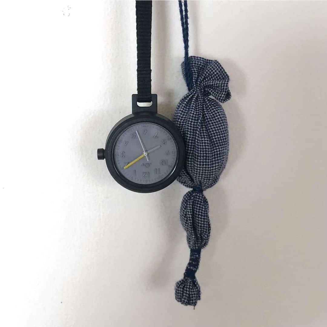井山三希子さんのインスタグラム写真 - (井山三希子Instagram)「・ 指輪もブレスレットも腕時計も 身に付ける物が苦手… 時計は携帯で見ていたけど 持って行くカバンに付けるだけ コレは子供用だけど良い」7月18日 8時20分 - nikoyagi