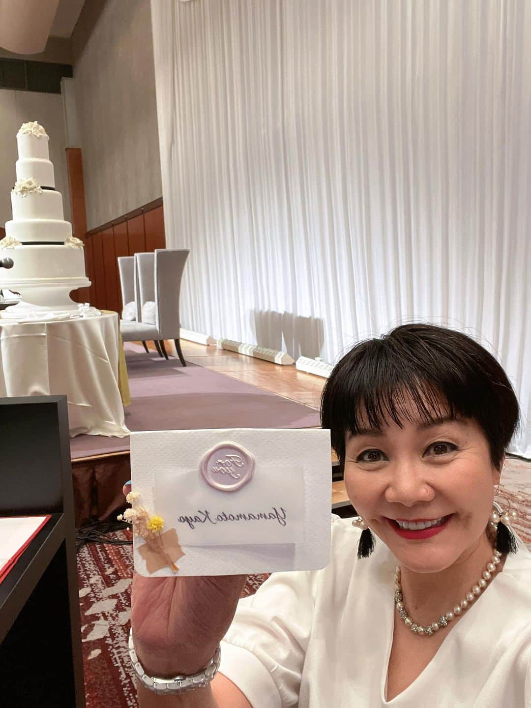 山本華世のインスタグラム：「私がマイクを持って仕事したのは結婚式の司会からです。今はスマホで撮影してお祝い動画の方が増えたけど、今でも司会してます。40年近く司会してると結婚式も時代で全く内容が違いますが、司会席にもメッセージもらえるなんて❤️幸せ❤️メール時代だからこそ、余計に嬉しさ倍増❤️ですね⁉️ #シーホーク #結婚式 #披露宴 #無駄な事は省く #ウエディングプランナー #ちゃんとしてほしい #おめでとう #幸せな時間」