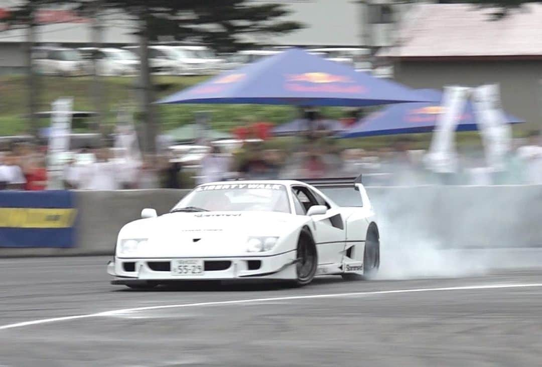 Wataru Katoさんのインスタグラム写真 - (Wataru KatoInstagram)「LIBERTY WALK LB⚡️WORKS FERRARI F40 DRIFT PERFORMANCE JAPAN😆😆 やらずして後悔するなら！やって後悔 😆ワァーオ @teamtoyousa  @toyotires  @teamtoyotiresjp  @daigosaito87  @minigtofficial  @hotwheelsofficial  #libertywalk #lbworks #lbwk #ferrari #ferrarif40 #f40 #初挑戦 #諦めない気持ち #やれば出来る #感謝の気持ち #自由に歩く #thankyou  #widebody #元気#笑顔#届けたい #カムイドリフト #drift #f40 #2million #customcar #挑戦#japan #革命#逆境#乗り越える #世界 #stancenation #hotwheels #toyotires #customcards」7月18日 8時32分 - libertywalkkato