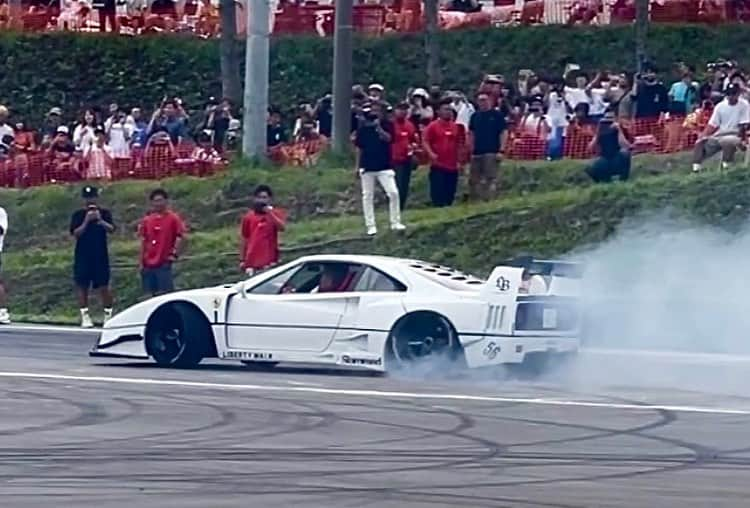 Wataru Katoさんのインスタグラム写真 - (Wataru KatoInstagram)「LIBERTY WALK LB⚡️WORKS FERRARI F40 DRIFT PERFORMANCE JAPAN😆😆 やらずして後悔するなら！やって後悔 😆ワァーオ @teamtoyousa  @toyotires  @teamtoyotiresjp  @daigosaito87  @minigtofficial  @hotwheelsofficial  #libertywalk #lbworks #lbwk #ferrari #ferrarif40 #f40 #初挑戦 #諦めない気持ち #やれば出来る #感謝の気持ち #自由に歩く #thankyou  #widebody #元気#笑顔#届けたい #カムイドリフト #drift #f40 #2million #customcar #挑戦#japan #革命#逆境#乗り越える #世界 #stancenation #hotwheels #toyotires #customcards」7月18日 8時32分 - libertywalkkato