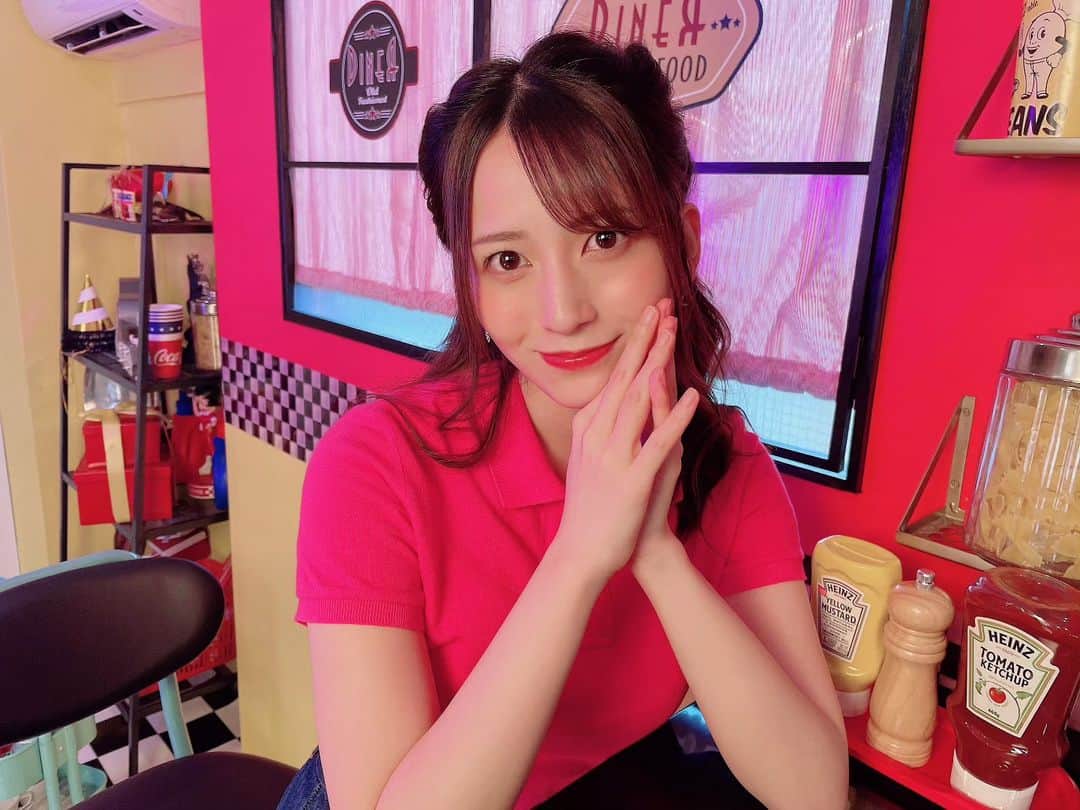 佐々木優佳里のインスタグラム：「❤️  かわいいセットに囲まれて撮影したよ！  トキイベ楽しみだなぁー☺️  #akb48 #舞台 #イベント #オフショット」