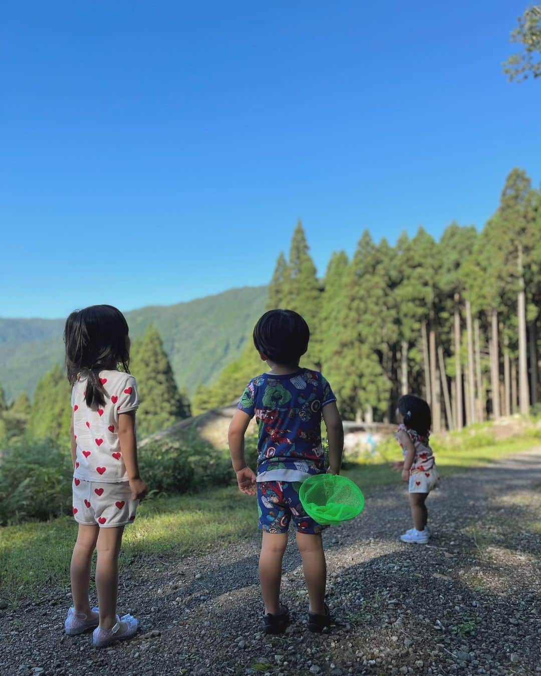 山内一世さんのインスタグラム写真 - (山内一世Instagram)「_ 猛烈に暑くて楽しい連休を親友家族といっしょに @sugomori_ikuno へ🌳🤍 森林浴が気持ち良い山の中は自然の🦌やアマガエルがそこら中でお散歩してました⛰️  大自然でしか経験出来ない数々に子どもたちは大喜び🪲🔫 大人たちも美味しいご飯に夜食に(食べてばっかり)サウナに 大満喫でございました🫶  楽しい時間をありがとう〜♡ 次からは2泊必須やな。  #sugomoriリゾート生野高原 #家族旅行#子連れ旅行#おとこのこママ」7月18日 8時36分 - zu_meer