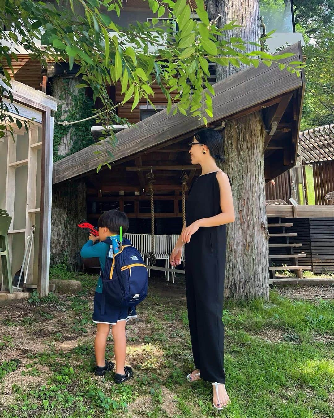山内一世のインスタグラム：「_ 猛烈に暑くて楽しい連休を親友家族といっしょに @sugomori_ikuno へ🌳🤍 森林浴が気持ち良い山の中は自然の🦌やアマガエルがそこら中でお散歩してました⛰️  大自然でしか経験出来ない数々に子どもたちは大喜び🪲🔫 大人たちも美味しいご飯に夜食に(食べてばっかり)サウナに 大満喫でございました🫶  楽しい時間をありがとう〜♡ 次からは2泊必須やな。  #sugomoriリゾート生野高原 #家族旅行#子連れ旅行#おとこのこママ」