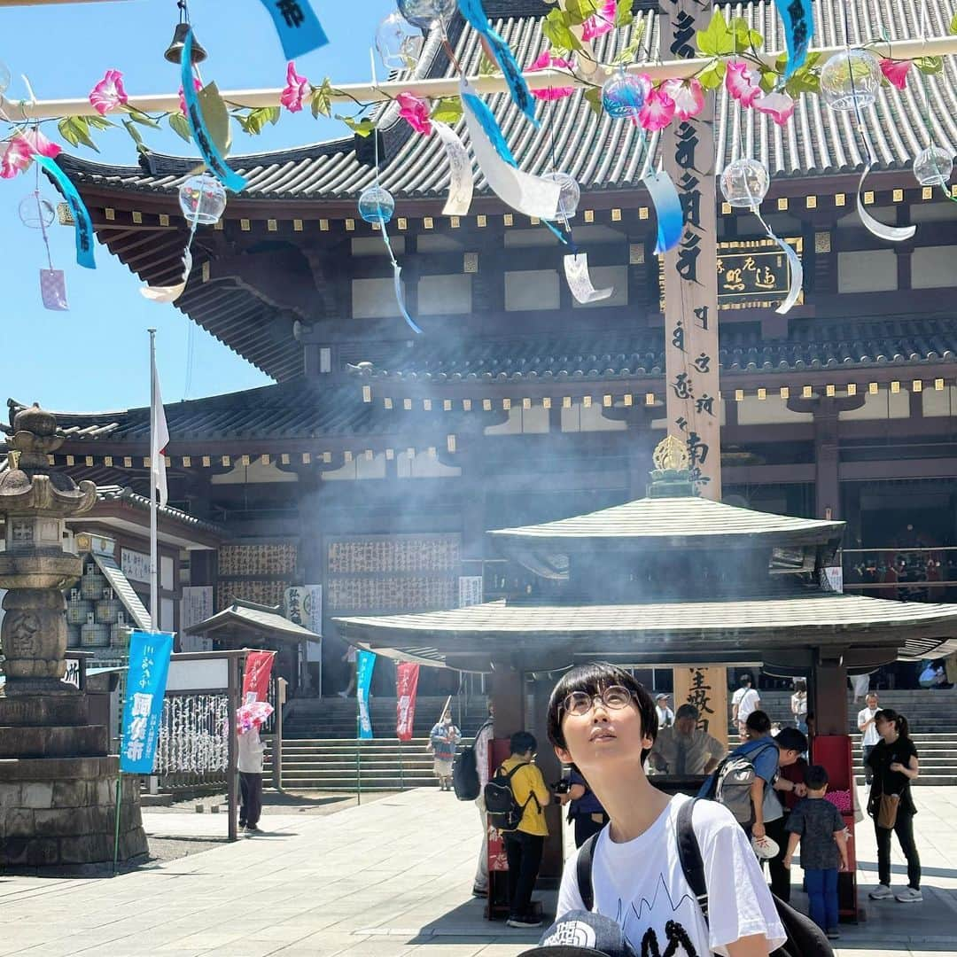 つじあやののインスタグラム：「おはようございます。昨日から始まった川崎大師の風鈴市に行ってきました。チリンチリンと涼やかな風鈴の音色が境内に響いていましたよ。もっとゆっくりじっくり風鈴を見て周りたかったけど、あまりの暑さに断念。お参りして、参道のソフトあんみつを堪能しました。風鈴市は23日まで。行かれる方は暑さに気をつけながら、楽しんできてくださいね。  Good morning.  I went to the Kawasaki Daishi wind chime market that started yesterday. The cool tinkling of wind chimes echoed throughout the precincts. I wanted to go around looking at the wind chimes more slowly, but I gave up because the temperature was too hot. I enjoyed eating the anmitsu with soft ice cream. Wind Chime Market is until the 23rd.   @kawasakidaishi_fuurinichi   #ウクレレ弾き語り #ウクレレ#つじあやの #風になる #ウクレレのある生活 #川崎大師 #風鈴市 #ウクレレ好きな人と繋がりたい #ukulelelove #ukulele #ukulelesongs  #ukuleles #ukulelemusic」