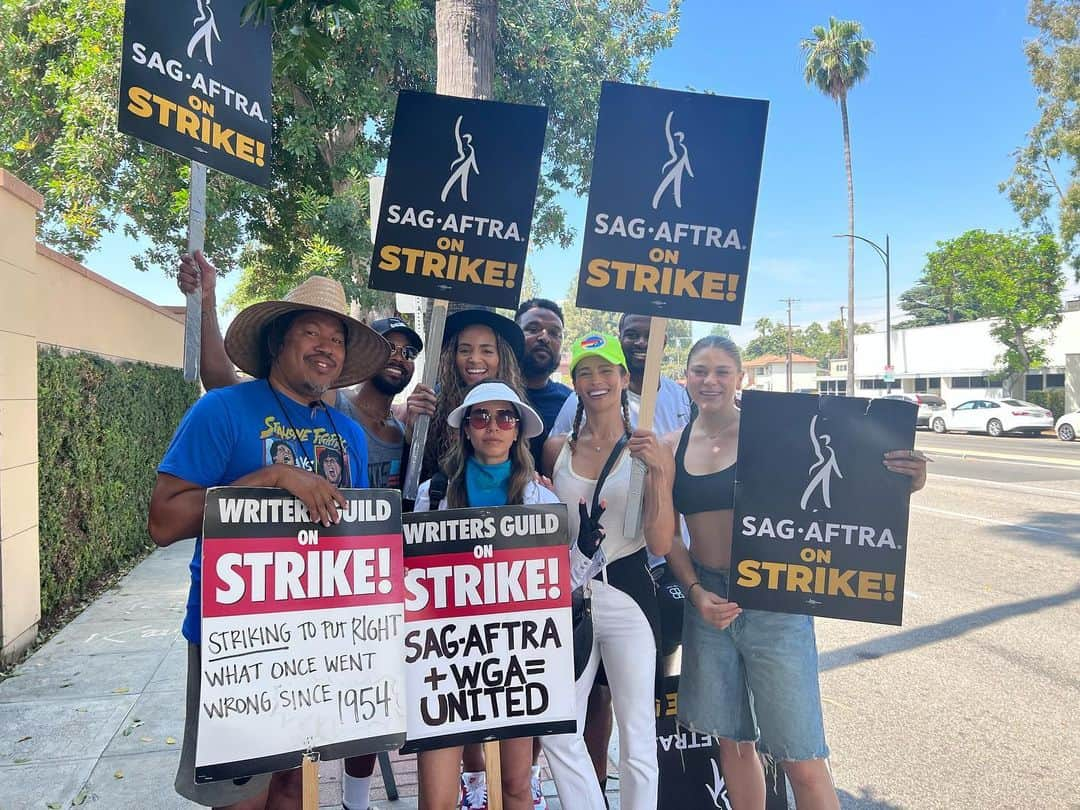 ポーラ・パットンのインスタグラム：「"Alone we can do so little; together we can do so much.” -Helen Keller ❤️ 💪🏽 ✨ #wgastrong #writerstrike #sagsftra #sagaftrastrong #standinsolidarityLA」