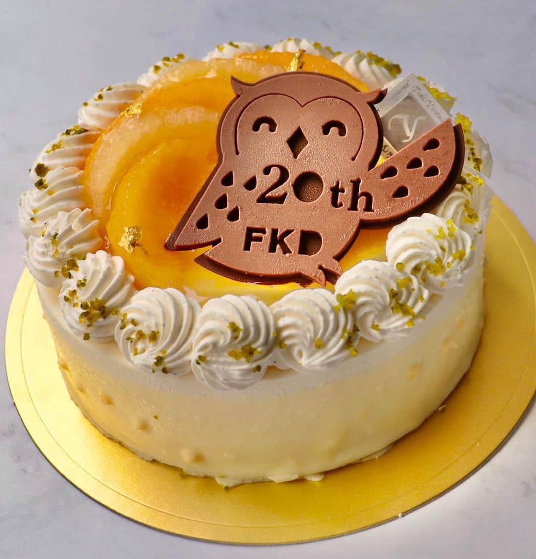 鎧塚俊彦さんのインスタグラム写真 - (鎧塚俊彦Instagram)「おはようございます⤴️❗️。 本日宇都宮福田屋インターパーク店催事最終日です。 写真は福田屋さんのマスコット「フクちゃん」がのったオリジナルコラボスイーツ「20th Anniversary Cake」。中は柑橘を効かせたレアチーズケーキです😊✌️。 最終日の今日は夜東京で仕事が入っている為、14時45分頃には福田屋を出発しなければなりまぜんが、それ迄は売場で皆さまのお越しをお待ちしております🎵‼️。 #toshiyoroizuka #鎧塚俊彦　#トシヨロイヅカ　#宇都宮　#福田屋　#福田屋インターパーク店」7月18日 8時41分 - toshiyoroizuka