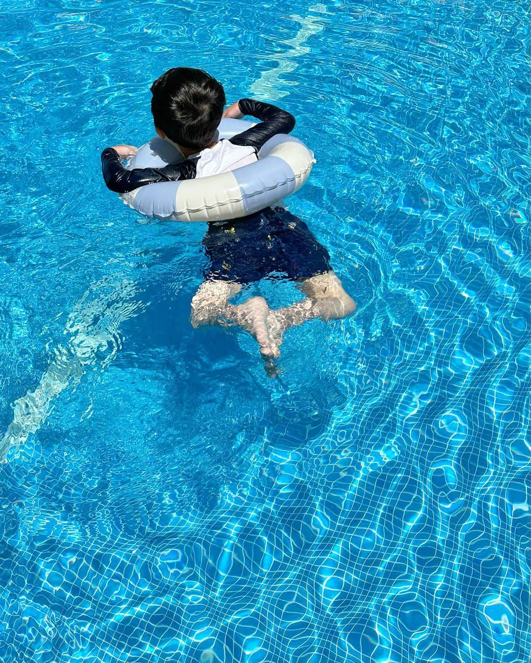 青木育日さんのインスタグラム写真 - (青木育日Instagram)「🤍🩵 ⁡ 水遊びに目覚めた息子は まだ7月なのにしっかりこげパン👦🏽(3枚目) ⁡ 灼熱の中プールにじゃぶじゃぶ池に海に、、 母さんもさすがに焦げるわ🫠🫠 ⁡ 日焼け対策と水際コーデをひたすら検索する日々🔍 ⁡ ⁡ #4歳男の子 #男の子ママ #momofboy」7月18日 8時52分 - ikuhiaoki