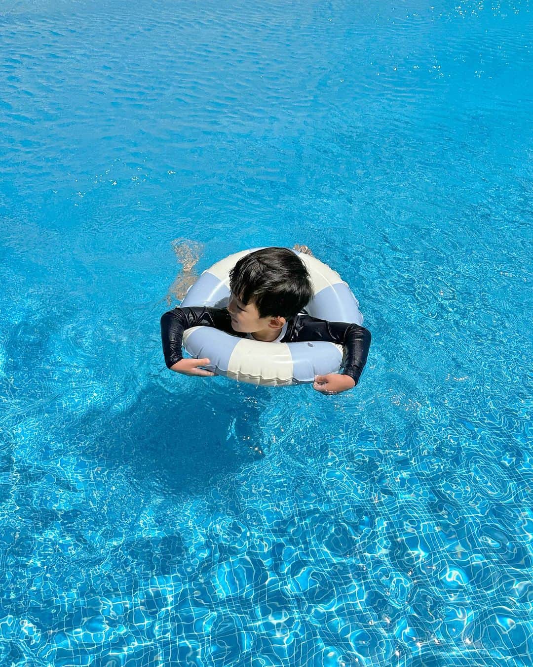 青木育日のインスタグラム：「🤍🩵 ⁡ 水遊びに目覚めた息子は まだ7月なのにしっかりこげパン👦🏽(3枚目) ⁡ 灼熱の中プールにじゃぶじゃぶ池に海に、、 母さんもさすがに焦げるわ🫠🫠 ⁡ 日焼け対策と水際コーデをひたすら検索する日々🔍 ⁡ ⁡ #4歳男の子 #男の子ママ #momofboy」