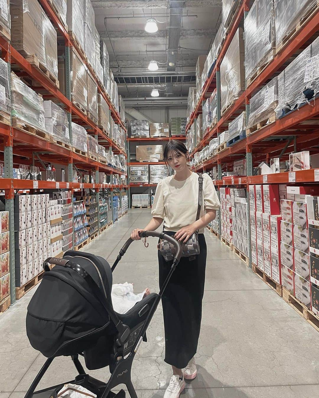 武井玲奈さんのインスタグラム写真 - (武井玲奈Instagram)「家族でCostco 🛒💙  いつも行く前に インスタでレビューみて ワクワクしながらお得商品のみを GETできるかって旅をする😁  帰ってからこんだけ得したーって 広げるのがたまらん楽しい関西人✌️🐙  #コストコ #Costco  #産後コーデ #ootd  #ベビーカーコーデ」7月18日 8時52分 - takeirena