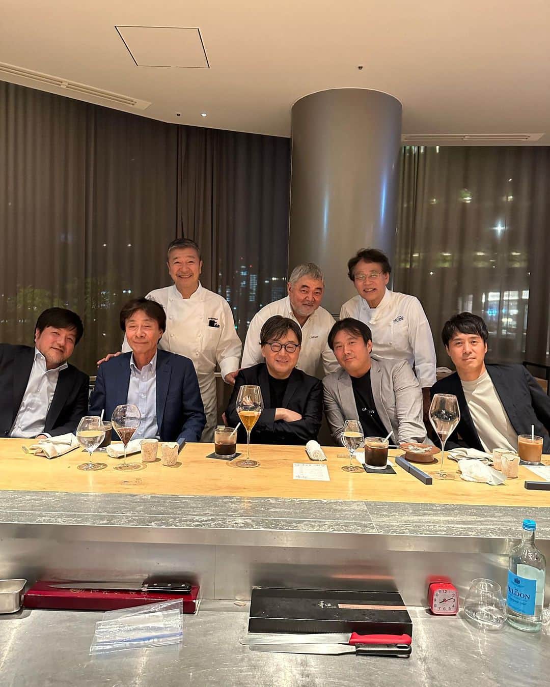 秋元康のインスタグラム：「横だと入らない？みんな、入ってる？笑笑」