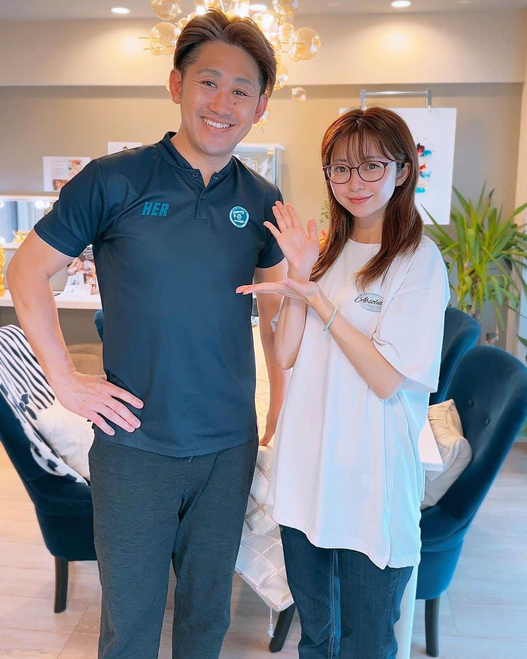 折原みかさんのインスタグラム写真 - (折原みかInstagram)「おんだスポーツ整体がDr.body goldに生まれ変わってから初めて行ってきました✨  整形級の小顔マッサージがすごかった😆美顔器と塗るボトックス？（美容液）を併用してのマッサージで、気持ちいい〜って思ってたらいつのまにか顔めちゃくちゃ小さくなってました✨笑　 鏡を見て驚いたので皆様にもこの経験してもらいたいです。  整体の施術の方も、もちろん最高で、腰の痛みも猫背も改善されて身体すっきり軽くなったよ🥰 ただのリラクゼーションではなく、原因を突き止めてくれるので、本気でお悩みの方は行ってみてください！  恵比寿の駅から3分くらい歩いたところにあります。タグ付けしてます😊おすすめです  おんさん撮影前に調整してくれてどうもありがとうございました✨  #Dr.bodygold #ドクターボディーゴールド恵比寿  #恵比寿 #整体 #美容整体 #きれいになりたい #整形級小顔マッサージ #腰痛 #反り腰 #スポーツマッサージ」7月18日 9時09分 - mikaorihara