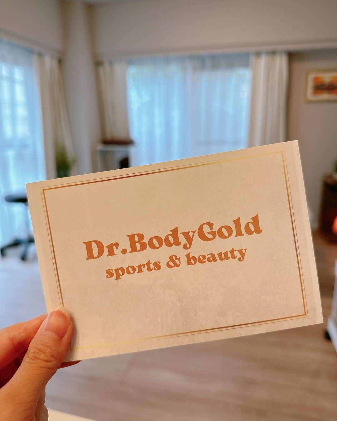 折原みかさんのインスタグラム写真 - (折原みかInstagram)「おんだスポーツ整体がDr.body goldに生まれ変わってから初めて行ってきました✨  整形級の小顔マッサージがすごかった😆美顔器と塗るボトックス？（美容液）を併用してのマッサージで、気持ちいい〜って思ってたらいつのまにか顔めちゃくちゃ小さくなってました✨笑　 鏡を見て驚いたので皆様にもこの経験してもらいたいです。  整体の施術の方も、もちろん最高で、腰の痛みも猫背も改善されて身体すっきり軽くなったよ🥰 ただのリラクゼーションではなく、原因を突き止めてくれるので、本気でお悩みの方は行ってみてください！  恵比寿の駅から3分くらい歩いたところにあります。タグ付けしてます😊おすすめです  おんさん撮影前に調整してくれてどうもありがとうございました✨  #Dr.bodygold #ドクターボディーゴールド恵比寿  #恵比寿 #整体 #美容整体 #きれいになりたい #整形級小顔マッサージ #腰痛 #反り腰 #スポーツマッサージ」7月18日 9時09分 - mikaorihara