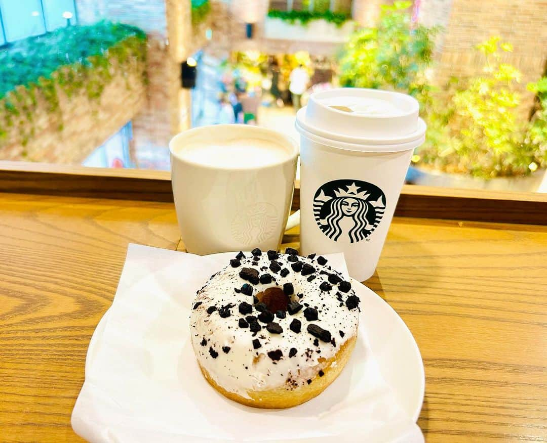 大越かず江のインスタグラム：「✨ひと休み✨  ☕STARBUCKS COFFEE☕ 暑い日が続きますが 皆さんしっかりと水分補給して 元気いっぱい過ごしてくださいね💕︎  私も負けないゾォーーーーー(*｣´□`)｣💦  今日も一日Smile(๑>ᴗ<๑)💕  ✨✨✨✨✨✨✨✨✨✨✨✨✨✨✨  ✨Take a break✨  ☕STARBUCKS COFFEE☕ The hot days continue, but everyone please stay hydrated and have a good time 💕︎  I won't lose either (*”´□`)”💦  Today is another day Smile (๑>ᴗ<๑)💕  ✨✨✨✨✨✨✨✨✨✨✨✨✨✨✨ @starbucks_j    #スタバ  #スタバ好きな人と繋がりたい  #コーヒー好きな人と繋がりたい  #ドーナツ #美  #生きる意味 #sexy #セクシー系 #ジム女子 #美肌ケア #写真好きな人と繋がりたい #女優好きな人と繋がりたい #美意識人と繋がりたい #幸福 #happy #東京 #tokyo #日本 #japan  #美魔女モデル #actress  #資格マニア  #スマイル #笑顔 #followforfollowback #ポートレート女子 #loveyou #仲間募集  #空が好きな人と繋がりたい」