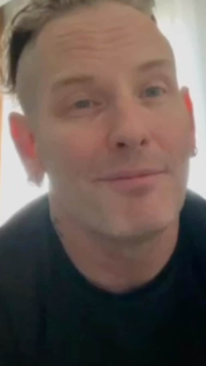 コリィ・テイラーのインスタグラム：「Get your pre-orders in. New album arrives in ✌️ months. coreytaylor.com」