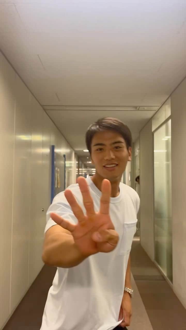 フジテレビアナウンサーのインスタグラム：「🌻 【27時間テレビ&お台場冒険王開幕カウントダウン企画】  今日は山本アナウンサー！ この夏やりたいこととは？☀️  7/22(土)〜 27時間テレビとお台場冒険王をお楽しみに✨ 一緒に盛り上がりましょう🤗  あと4日です！！  #FNS27時間テレビ #お台場冒険王 #フジテレビアナウンサー #山本賢太」