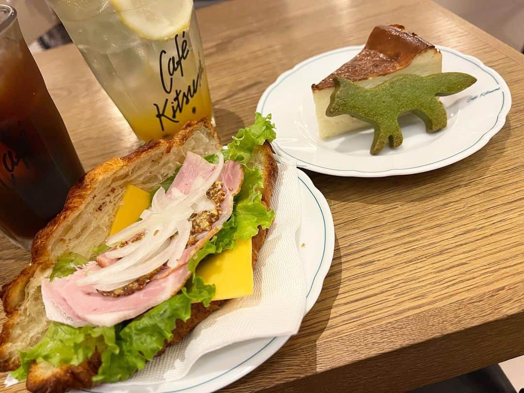 坂井朝香のインスタグラム：「@cafekitsuneindonesia」