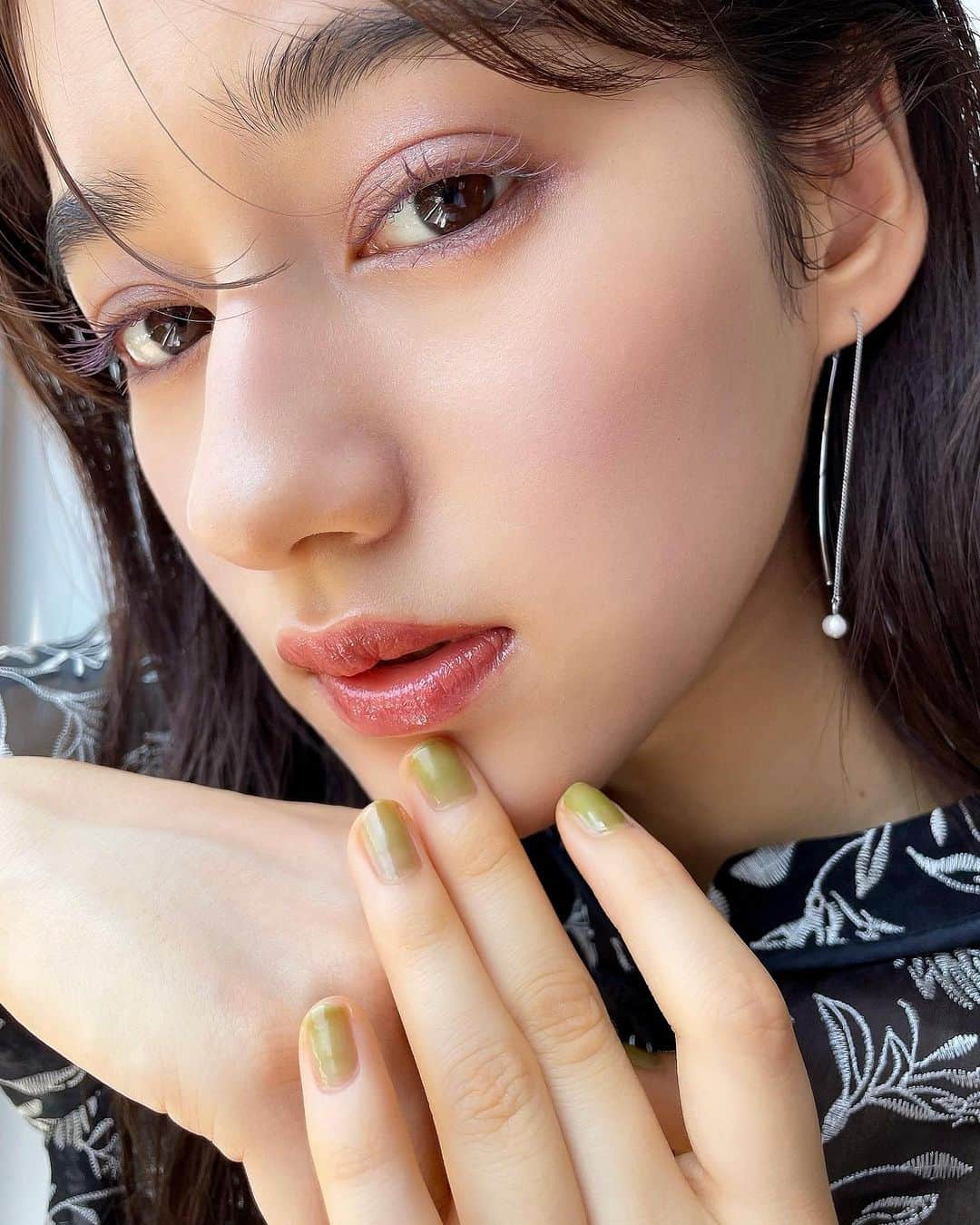 谷口翠彩のインスタグラム：「✴︎ ✳︎ 𝑠𝑡𝑎𝑟𝑟𝑦 𝑠𝑘𝑦 ✴︎.・°  夏の終わり、夜風に吹かれながら。 天空を見上げた横顔に重なる、神秘的な光の影。 その眼差しに、星のかけらを降らせるように。 時計の針をスローにして。  遠い海の水面には、星の瞬きが反射している。 果てしなく、刹那的に、ゆらめく景色の向こう側に。 星は空を移動して、やがて秋の方角へ。 静かに進む季節の中で、ADDICTIONがイメージする 幻想的な星空の下のメイクアップ。 ミステリアスな眼差しと、グロッシーな唇から、 夜空へひそかにコンタクトして。　  eye： @addictionbeauty_official  ザ アイシャドウパレット 103 Under the Starlight  eyeliner： @rmk アイディファイニング ペンシル03  cheek： @addictionbeauty_official  ザブラッシュ マット006 @snidelbeauty  スキングロウブラッシュ06  mascara： @ ザ マスカラ102  lip： @addictionbeauty_official  ザ リップスティック エクストレムシャイン019  . . . . #みどめいく#みどへあめいく #秋コスメ#秋冬コスメ#新作コスメ  #addictionbeauty#アディクションアイシャドウ#snidel#snidelbeauty#スナイデルビューティー#rmk」