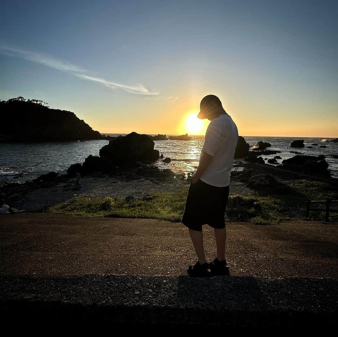 平宮博重のインスタグラム：「夕日が暮れる最後まで眺めてました。 たくさん海に潜ったんで、いい感じに疲れてお腹空きましたw  #夏休み  #式根島」