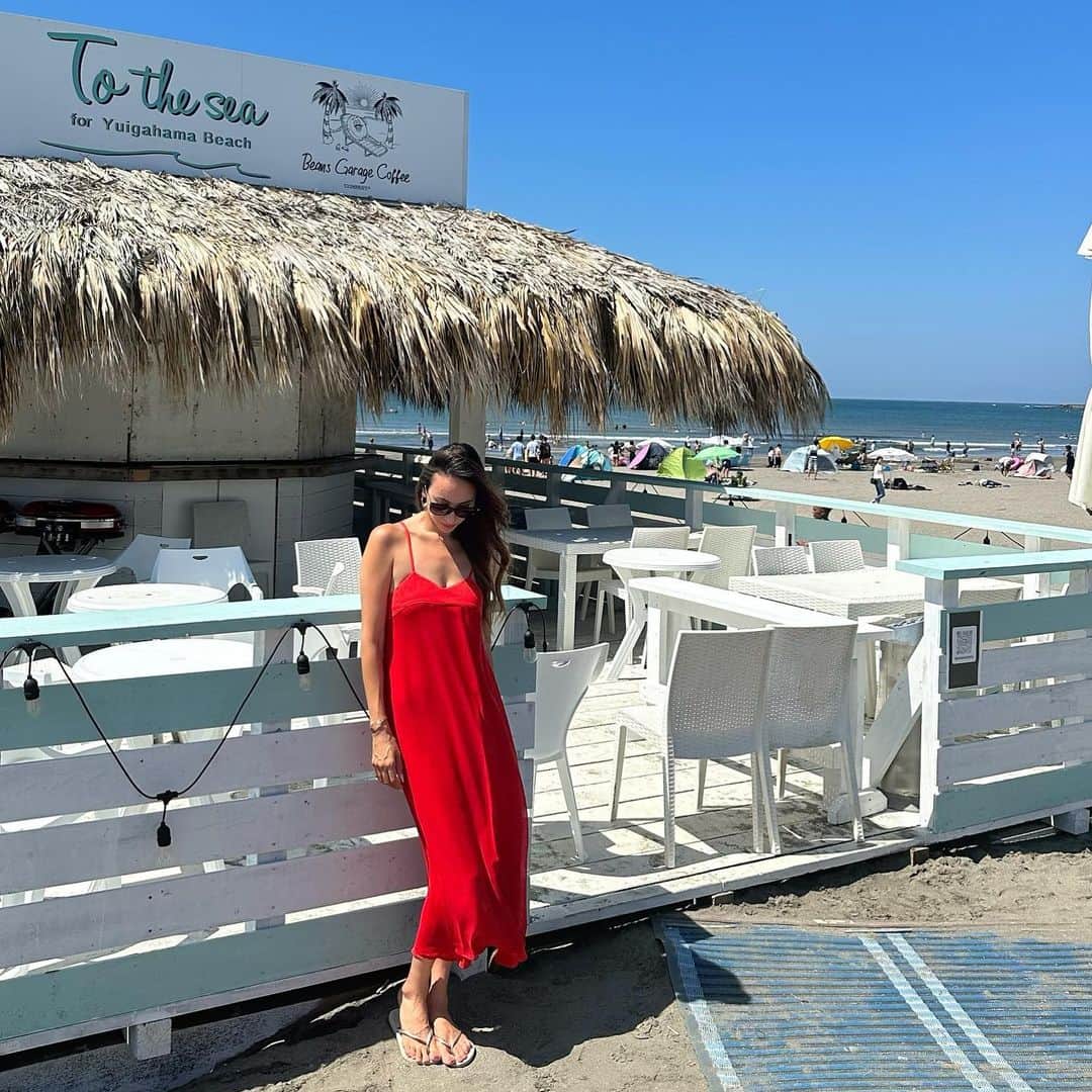 道端アンジェリカのインスタグラム：「海🏖️ 今年一番お気に入りの @choyo_lemonplet_japan の真っ赤なワンピースを着て行ったよ❤️❤️」