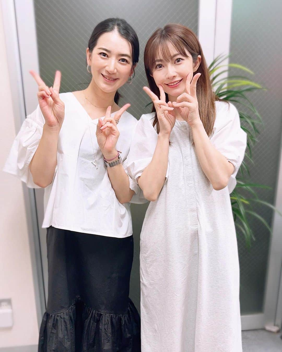 折原みかさんのインスタグラム写真 - (折原みかInstagram)「よしみちゃんとお仕事🥰  連絡はちょこちょこ取り合ってたけど会えたのは超久しぶり🤍  再会🤍がとってもうれしい  相変わらずの美人さんでお肌もサラサラで毛穴なくて、本当見惚れちゃう〜😍  年上のきれいなお姉さん（といっても1つしかかわらんけど）がいてくれると自分もがんばろってずっと綺麗でいられるように努力しようって気持ちになります😊  現場では話し足りなかったからまたお茶でもしましょー🤍  どうもありがとう☺️  #友人 #美人のともだち #さすが女優 #お仕事 #モデルのお仕事」7月18日 9時37分 - mikaorihara