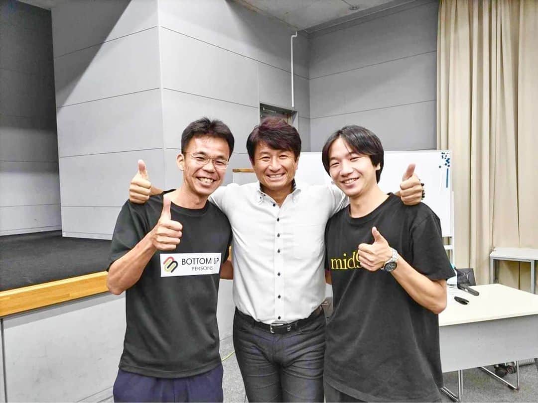 畑喜美夫さんのインスタグラム写真 - (畑喜美夫Instagram)「昨日は沢山の繋がりある方々もお越しいただきました❗️  ありがたいですね‼️  ちょい熱中症🥵気味で夕方から体調がダウンしましたがしっかり寝て、朝にはバッチリ‼️  ランニングからのスタート‼️ 神様の使い様も寄って来ました❗️  さぁ、本日も挑戦しないことが失敗です。  今日も七転び八起きでワクワク挑戦🟰成功でいきましょう‼️  #ボトムアップ  #ボトムアップ理論  #畑喜美夫  #畑喜美夫先生  #ボトムアップパーソンズ協会  #ボトムアップパーソンズ  #みんなが主役  #みんなで成長  #ワクワク  #マネジメント  #リーダー  #リーダーシップ #選手主役 #人間力  #セミナー  #講演会  #一流  #静岡 #沼津  #テレビ東京  #東京体育館  #フットブレイン #発見」7月18日 9時36分 - kimio.hata