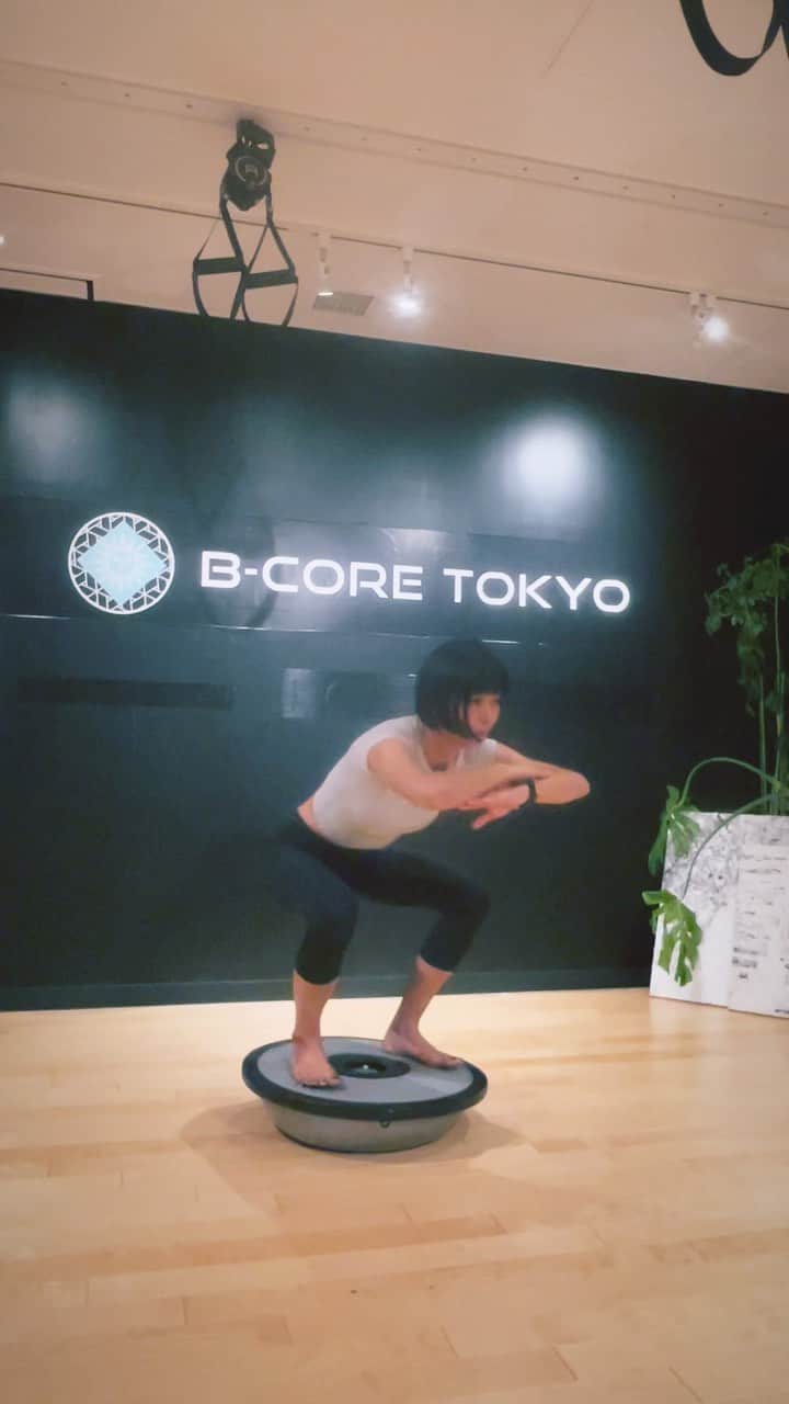 Erika Yamaguchiのインスタグラム：「@bcore_studio  日々様々な体幹トレーニングをやってます。 意外と難しいこの動作w  自分の為にもやるし、お客様にもこれができるように日々一緒に沢山練習します。 私のパーソナルトレーニングは多様性トレーニング（ムーブメントトレーニング）や体幹と呼吸を中心としたトレーニングをやってます。  １つ1つの姿勢や呼吸とインナーを意識したトレーニングを重ねてきた結果、今の自分がいれると思って今日も頑張ります😀  パーソナルGYM↓ @bcore_studio  よもぎ溶岩蒸し↓ @bcore_chou.chitu  エステと矯正↓ @bcore_estheticsalon  養成所↓ @bcore__colleges  #美コア #美コア東京スタジオ #美コアトレーニング #ダイエット #パーソナルトレーナー #インストラクター #引き締め #体幹トレーニング #体幹」