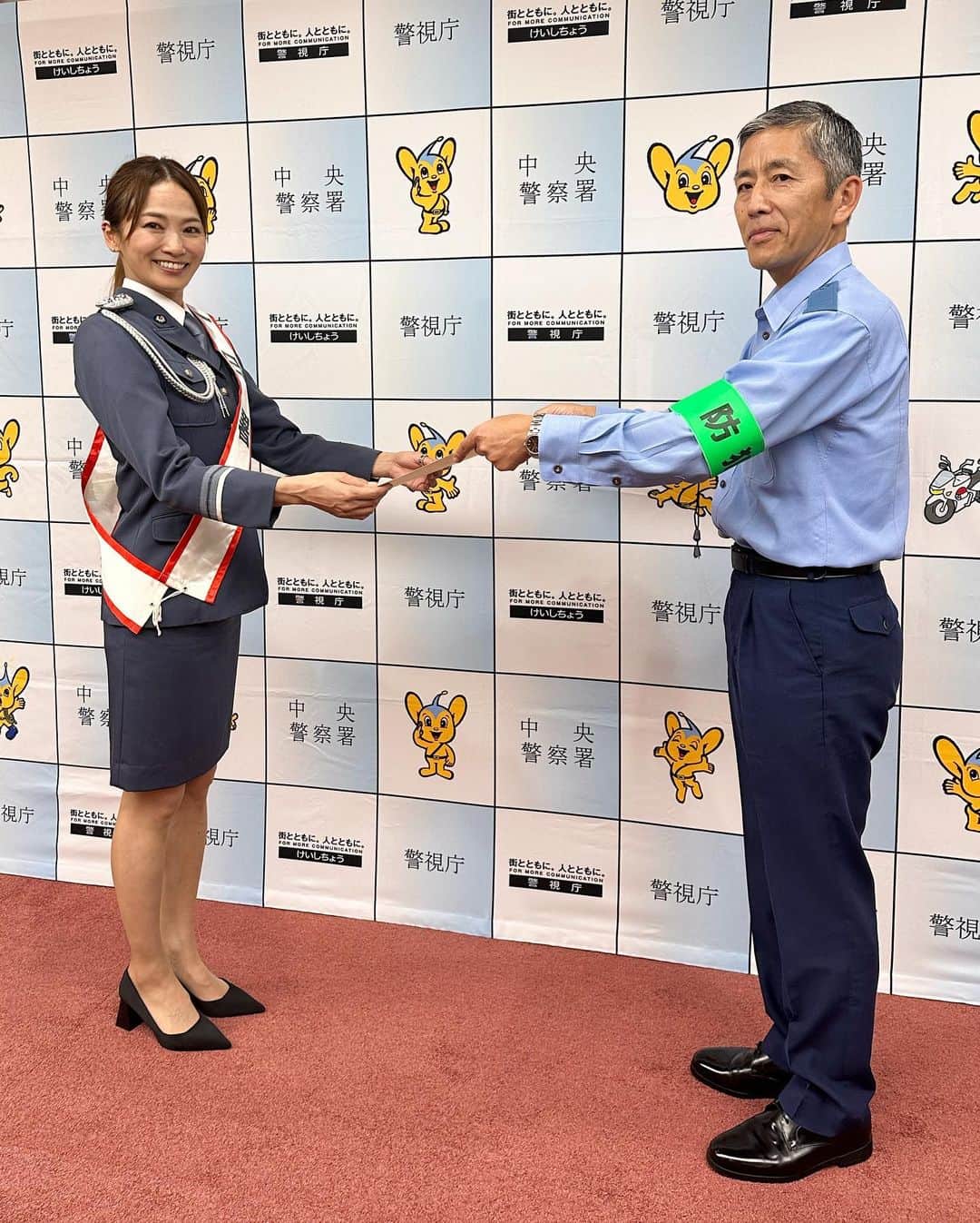 倉本康子さんのインスタグラム写真 - (倉本康子Instagram)「⭐️ 昨日、日本橋界隈が管轄の中央警察署の 一日署長を勤めさせていただきました。 今警視庁が呼びかけている、闇バイトに参加しない、加害者も被害者も生まないための声掛けや配布等での周知に微力ながらお手伝いさせていただきました。  昨今の凶悪化している事件や、若年層の逮捕に私も心を痛めてはおりましたが、改めて皆で意識を高めていくことが必要だなと実感した次第です。  万が一、闇バイト等のサイトにアクセスしてしまった等あれば、迷わず警察相談へ！！  電話番号は「#9110」  酷暑のなか、ご準備〜本番〜片付けと汗だくになりながらの署員の皆様、中央区防犯協会の皆様、中央母の会の皆様、高島屋の皆様、ピーポーズの青年達、、、本当にお疲れ様でございました！！！  #BAN闇バイト防犯キャンペーン #ban闇バイト  #9110 #ピーポーズ #中央警察署 #中央警察署1日署長  #一日署長 #1日署長 #ヤエチカ #日本橋高島屋 #中央母の会 #お疲れ様でした #ピーポくん #ラスカル #都内警察署 #都内警察署は102署あるのだそう #中央警察署は歴史ある署 #パトロール #ガチパトロール　しました」7月18日 9時28分 - yasuko_kuramoto_yakko