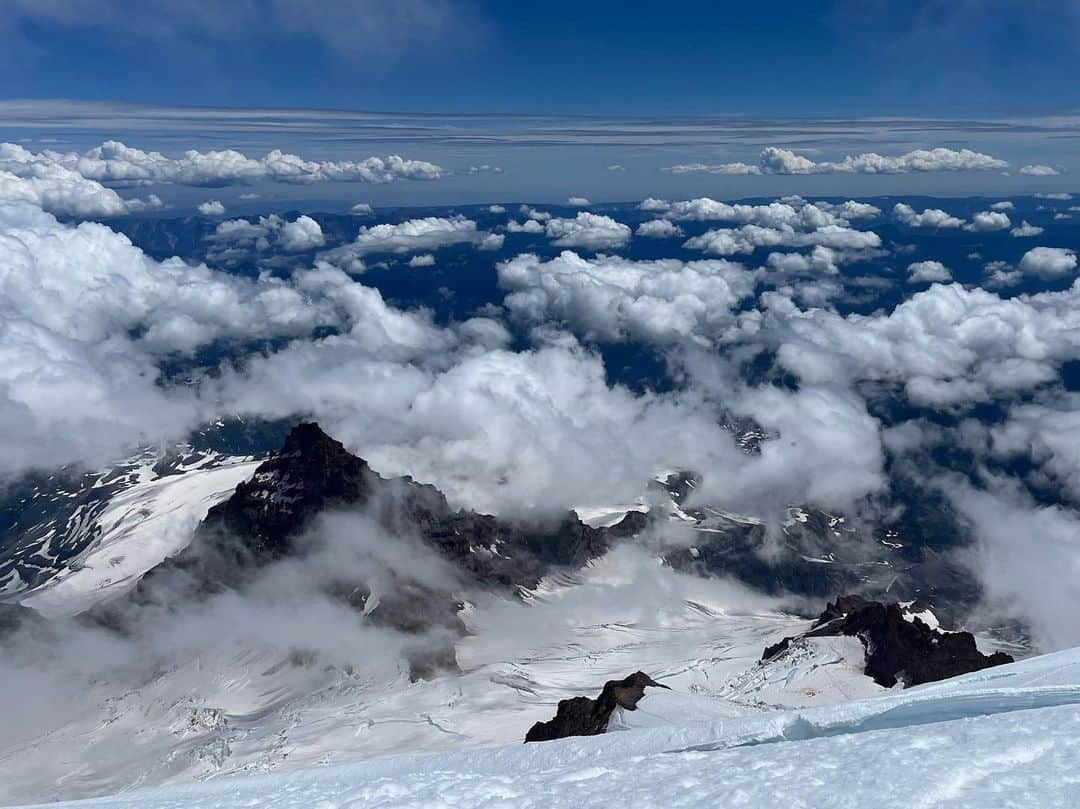 Nolan Gouldさんのインスタグラム写真 - (Nolan GouldInstagram)「Mt. Rainier - 14,410 elevation via the Disappointment Cleaver. Climbing it may be the hardest thing I’ve done in my life. Immense gratitude to the mountain Mikes for getting us up and down safely. Looking forward to standing on more peaks in my lifetime. Swipe to make me climb this monster.」7月18日 9時32分 - nolangould