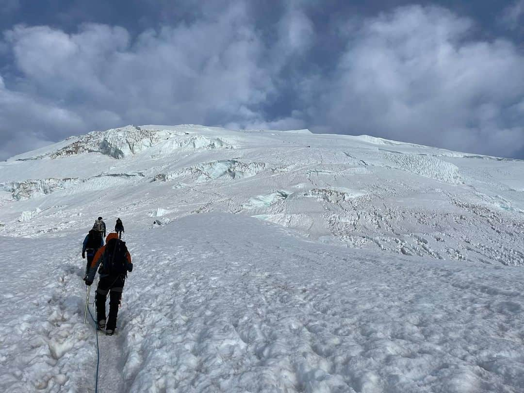 Nolan Gouldさんのインスタグラム写真 - (Nolan GouldInstagram)「Mt. Rainier - 14,410 elevation via the Disappointment Cleaver. Climbing it may be the hardest thing I’ve done in my life. Immense gratitude to the mountain Mikes for getting us up and down safely. Looking forward to standing on more peaks in my lifetime. Swipe to make me climb this monster.」7月18日 9時32分 - nolangould