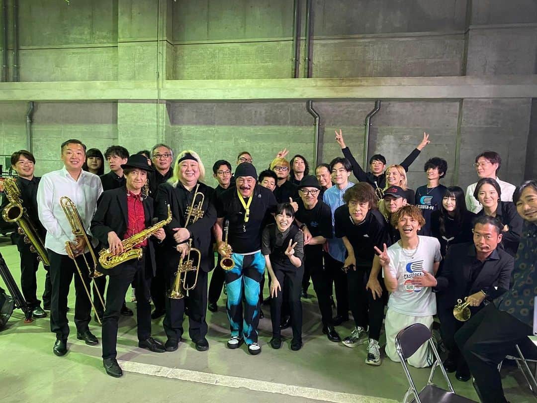 増崎孝司のインスタグラム：「JAZZ FUSION SUMMIT 2023  昨日になりますが丸々4時間に及ぶ熱いコンサート、めちゃくちゃ楽しかった‼️  其々の音の空気と香り、オリジナリティを現在の時代まで継承し進化し続けるモンスターバンドのカシオペアP4、T-スクエア、そして結成10年目を迎えるブルーノート東京オールスター・ジャズオーケストラ。 オンステージもオフステージも心地良い時を過ごせて幸せでした。 混ぜて頂き感謝しかないです。本当ありがとうございました♪ また出来たら最高ですね😊 #jazzfusionsummit2023」