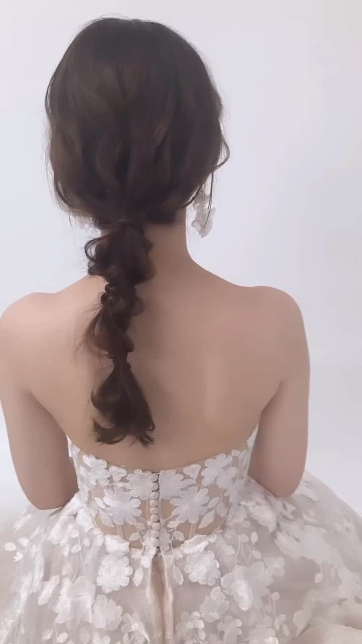 studioTVB NARAのインスタグラム：「✨ドレス▶︎▶︎▶︎着物✨ヘアーチェンジ : : #ヘアメイク  #2023wedding  #全国のプレ花嫁さんと繋がりたい  #スタジオTVB #スタジオTVB梅田店 #撮る結婚式 #スタジオTVB奈良店 #ウェディングフォト #フォトウェディング #結婚式 #奈良前撮り #前撮り #和装前撮り #洋装前撮り #関西前撮り #ヘアチェンジ  #marry花嫁 #大阪花嫁 #関西花嫁 #プレ花嫁  #wedding  #ロケーション撮影  #結婚式準備 #韓国メイク  #ウェディングドレス #ウェディングへア #白無垢前撮り  #プラコレ  #marry花嫁」