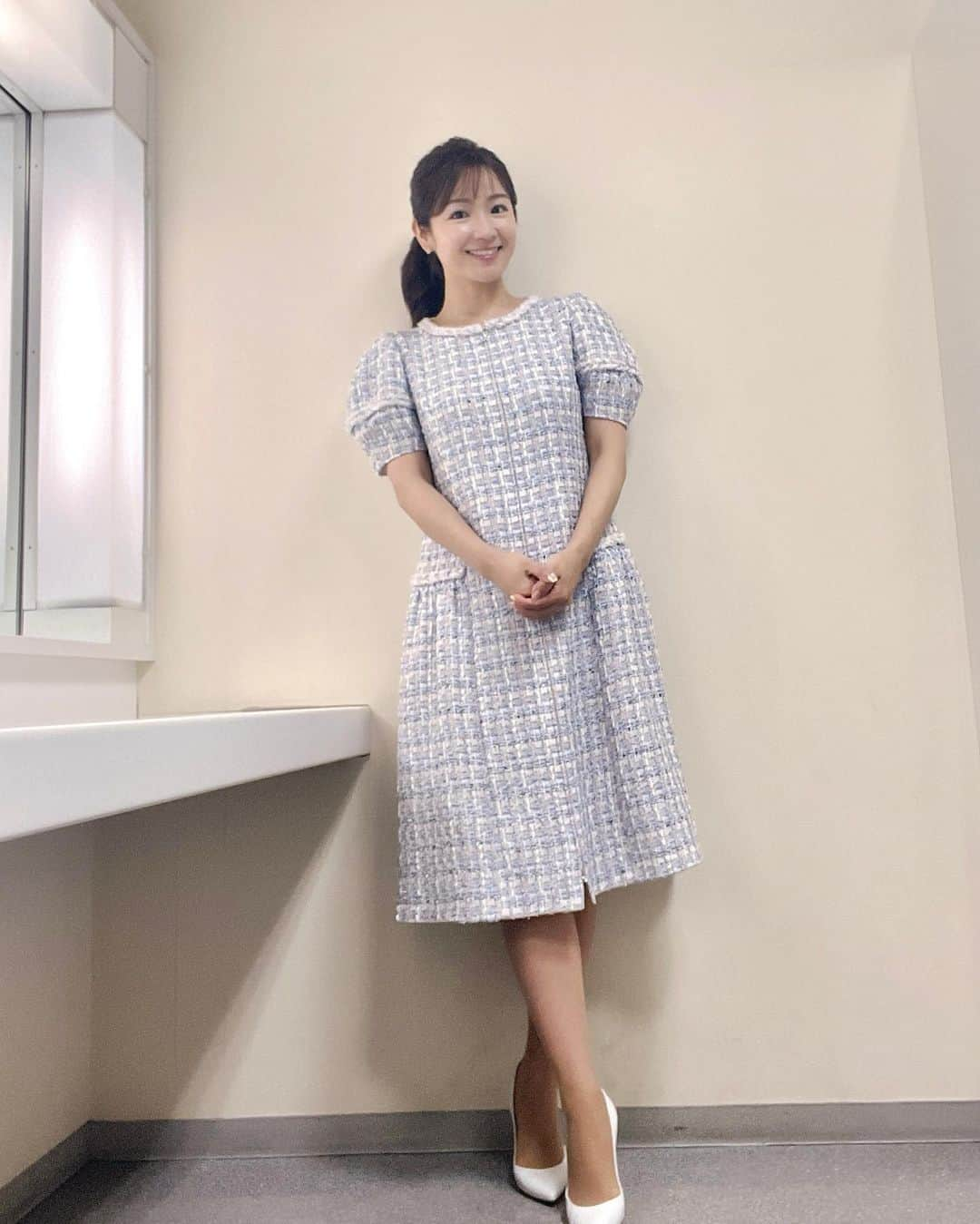 長野美郷のインスタグラム：「プライムニュースにて😇  サマーツイードや総レース、 レディな雰囲気で生地も素敵だったので近写も🫶  2着とも @rene_official_jp  さて、外がすごい🥵 出かけなきゃならないんだけど 見てるだけで暑そうで… ドアの外へ 一歩踏み出す勇気をください🥺  #いざ37度の灼熱世界へ #お水と日傘持って　#行ってきます #無理せず過ごしましょう  #プライムニュース #サマーツイード #総レース」