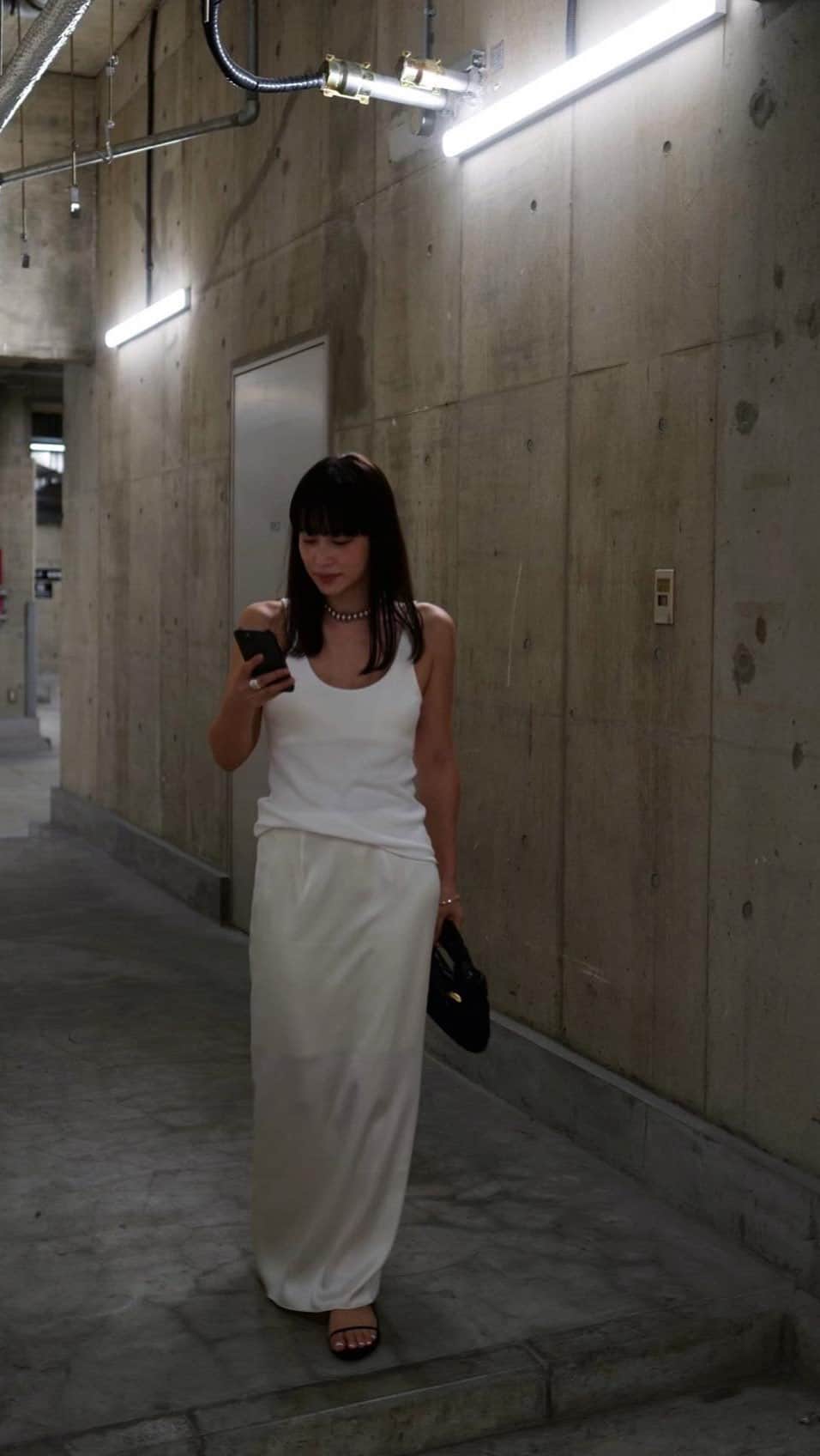 JUNNAのインスタグラム：「🥵🥵🥵 @etretokyo   What to wear in a heat wave over 30 degrees?🥵💦  30度越えの猛暑、何着る？🥵💦  LOOK❶ tops/#ETREナローショルダーカップインタンク pants/#ETREフォールドベルトタックパンツ bag/#therow @maisontherow sandal/ #HERMÈS  LOOK❶ tops/#ETREナローショルダーカップインタンク skirt/#ETREスリットサテンスカート bag/ @newbottega  sandal/ @maisontherow #therow  #156cm」