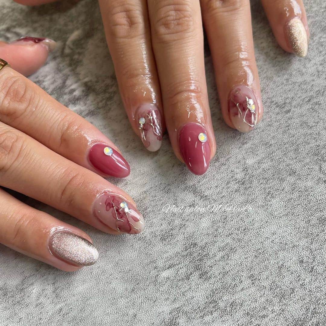 神原美香のインスタグラム：「. . ひろみちゃんNail☆ インク❤️ . . 　　  ‾‾‾‾‾‾‾‾‾‾‾‾‾‾‾‾‾‾‾‾‾‾‾‾‾‾‾‾‾‾‾‾‾‾‾‾‾‾‾‾‾‾‾ 随時ご予約受付中🌟 Nail salon MaHaLo 大阪＊梅田＊中崎町 〠大阪市北区神山町9-24 jyume神山402号室 ☎️06-6809-4676 📩mahalo.nail.0420@gmail.com LINE@📱mahalo-umeda 当日ご予約も受け付けております✨ お気軽にお問い合わせください💖 ‾‾‾‾‾‾‾‾‾‾‾‾‾‾‾‾‾‾‾‾‾‾‾‾‾‾‾‾‾‾‾‾‾‾‾‾‾‾‾‾‾‾‾ #nail#ネイル#beauty#nailstagram #大阪#中崎町#梅田ネイルサロン#大阪ネイルサロン#東梅田#NailsalonMaHaLo#네일아트#네일#젤네일#footnail#instanail#gelnails#nailart#japanesenailart #スカルプ#オトナ女子ネイル#夏ネイル#nails#ジェルネイル#ネイルデザイン#オフィスネイル#上品ネイル#夏ネイル2023#シンプルネイル#フットネイル#大人女子」
