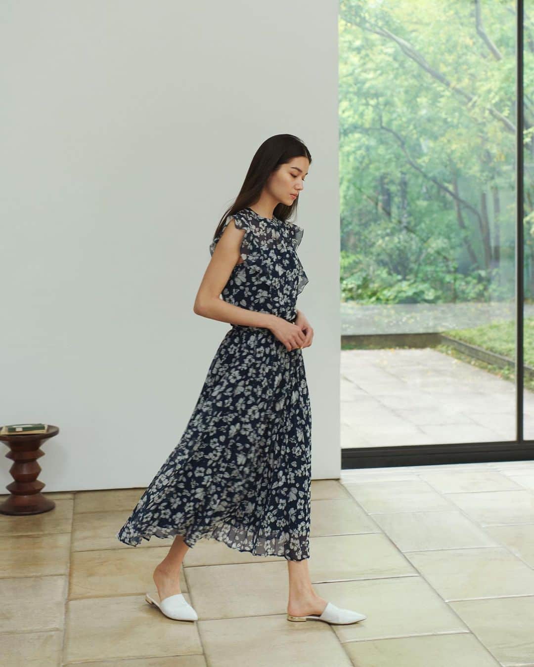 EPOCAのインスタグラム：「ーSummer Wardrobe  ネイビーで彩る夏の5Daysー  EPOCA公式サイト「TOPICS」にて、スタイリスト川上さやかさんが提案する「夏を彩るネイビースタイル」をご紹介しています。  プロフィールのURLよりご覧いただけます。  #epoca #collection #newcollection #2023ss  #summer #prefall #fashion #outfit #エポカ #モダン #クラシカル #フェミニン #エレガント #ネイビー #フラワープリント  #ニット #ワンピース #セットアップ」