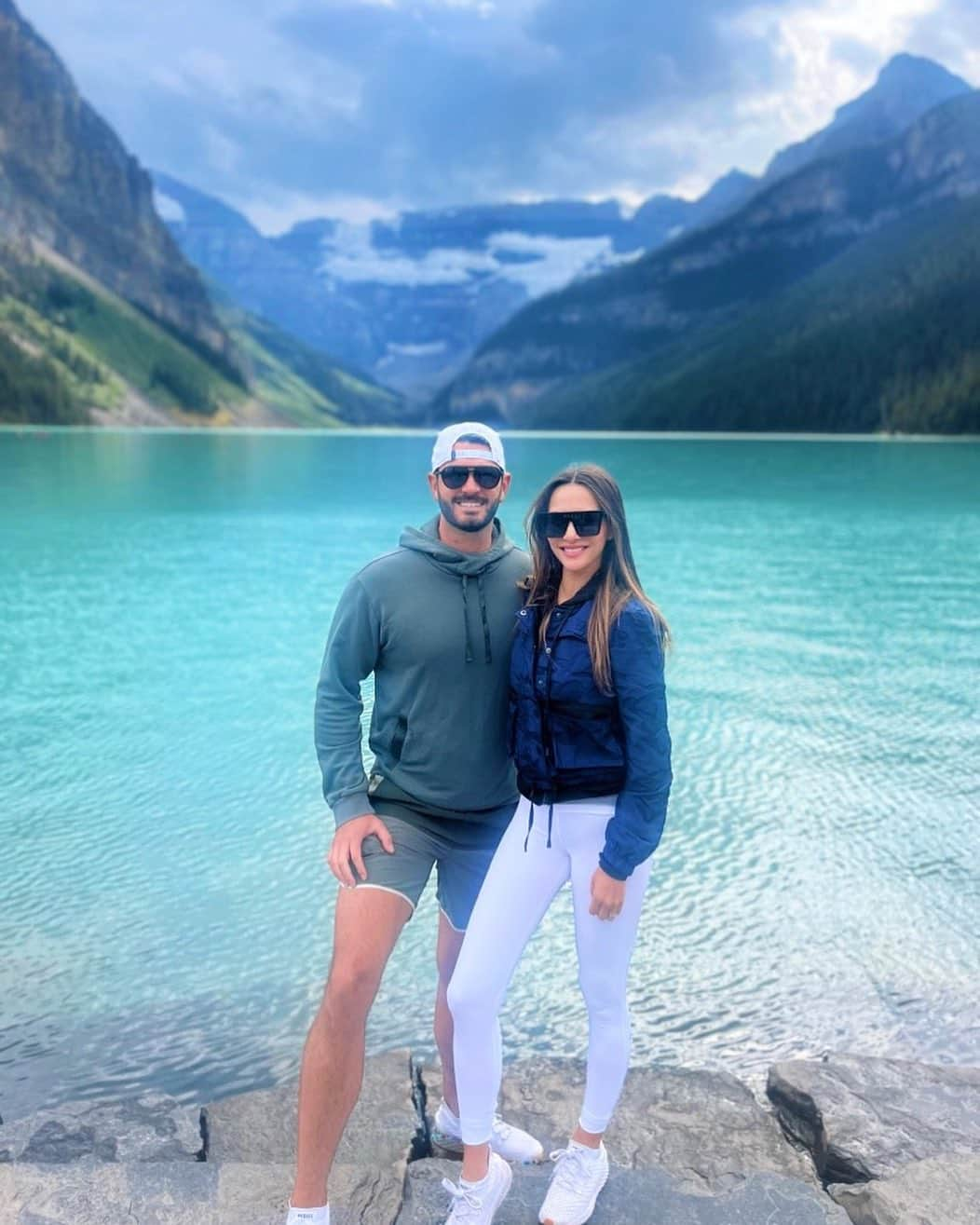 アンディ・ドーフマンのインスタグラム：「Bucket list hike - no bear sightings and caught some rain but still in awe of this magical slice of nature 🙌🏻 🍃 #lakelouise」