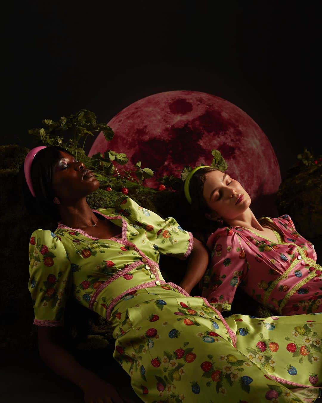Sretsisさんのインスタグラム写真 - (SretsisInstagram)「Moon bathing. Shop “Pattie” Rainbow Strawberry printed dress with contrasting lace details now at Sretsis.com and all Sretsis Boutiques.」7月18日 9時51分 - sretsisofficial