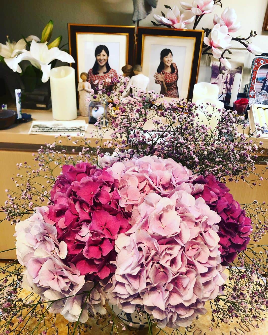 大和田獏のインスタグラム：「#徹子の部屋 先日、徹子の部屋の収録をして来ました。 私は11回目の出演だそうです。 ３年前からインタビューのお仕事は中々気持ちが落ち着かずお断りをして来ました。 でもいつも優しく話を聞いて下さる徹子さんにはお話し出来るかと思い出演させて頂きました。 やはり、徹子さんは優しくとても素直に話しが出来ました。 スタッフの方々も親切で岡江の好きだったピンクの紫陽花をスタジオに飾って頂き、帰りには花束にして渡してくれました。 岡江の遺影の前に供えさせて頂きました。感謝！ 放送日は又後日お知らせいたします。」